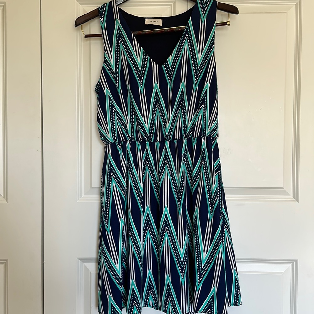 Everly v neck sleeveless dress Blue turquoise and white chevron print size large
